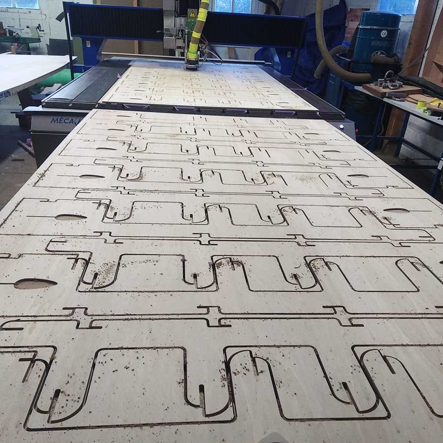 Découpe numérique d’un panneau en bois sur une fraiseuse CNC industrielle Mecapro3020.