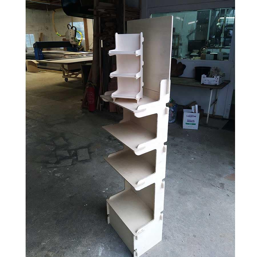 Comptoir promotionnel en bois découpé sur-mesure avec une fraiseuse CNC, réalisé par LECUTLAB