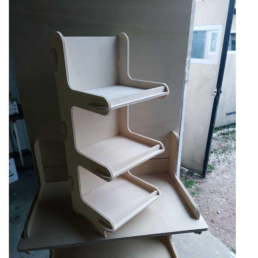 Gros plan sur un comptoir promotionnel en bois réalisé par découpe CNC avec finition précise.