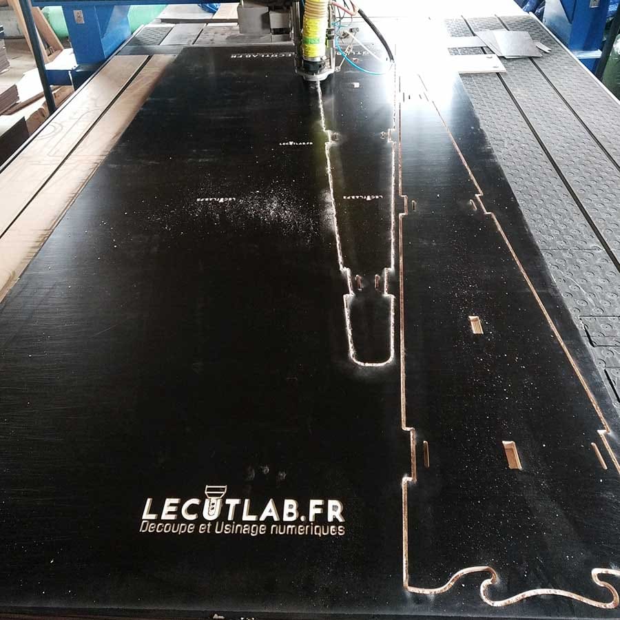 Découpe d'un rack en contreplaqué sur une machine CNC.