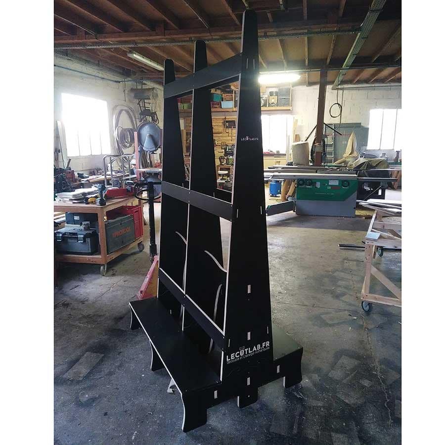 Rack en contreplaqué fini et monté dans l'atelier.
